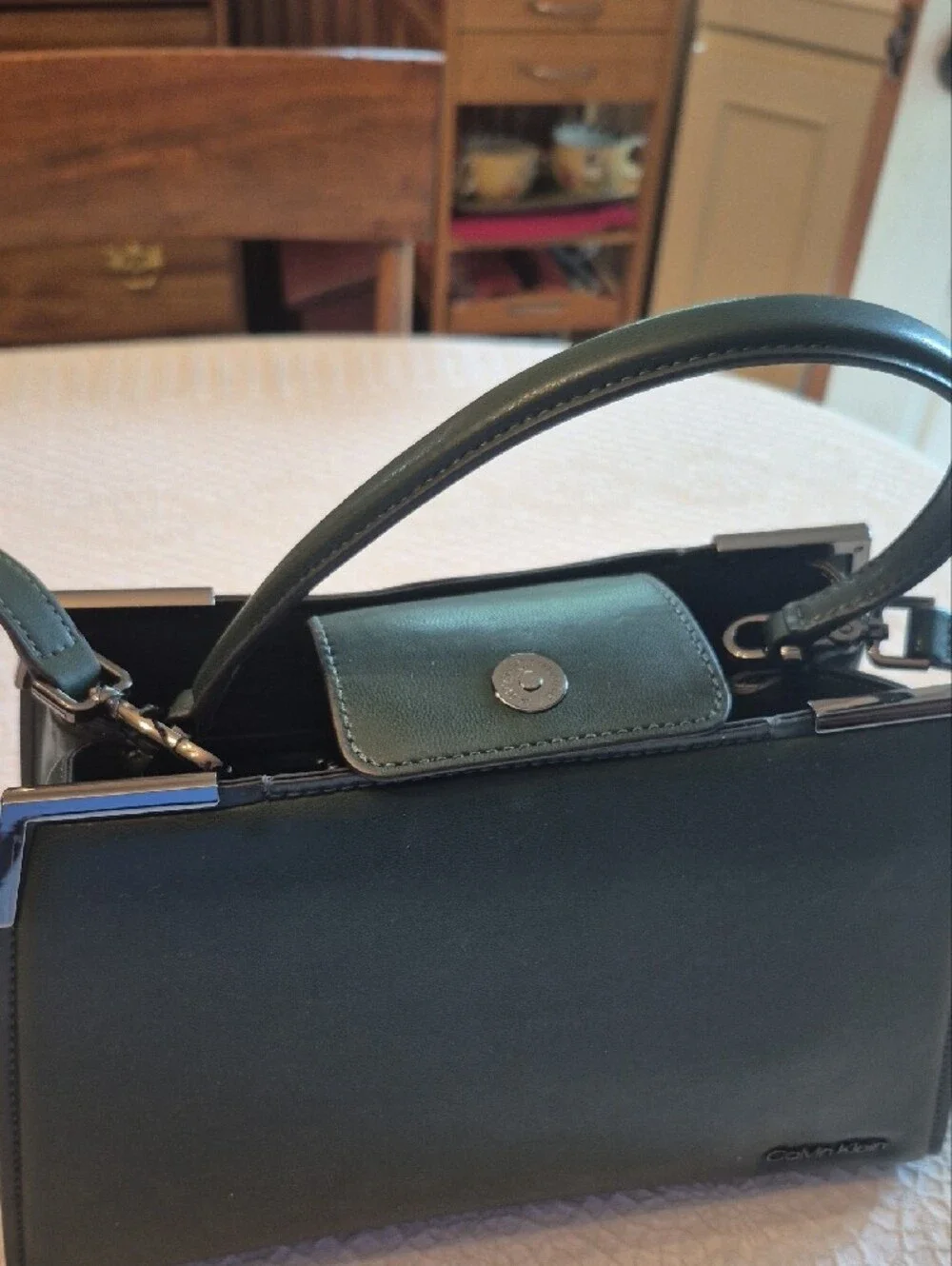 Calvin Klein Sleek Forest Green Leather Crossbody Bag - Picture 2 of 7